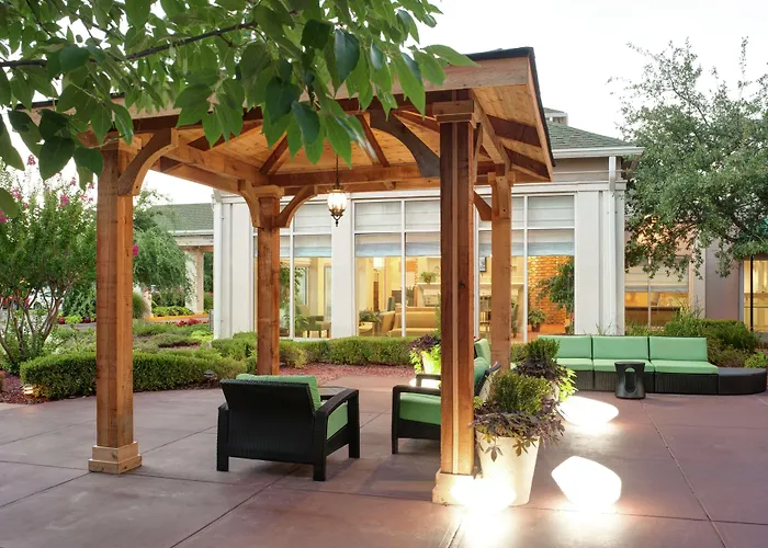 Hilton Garden Airport 3*