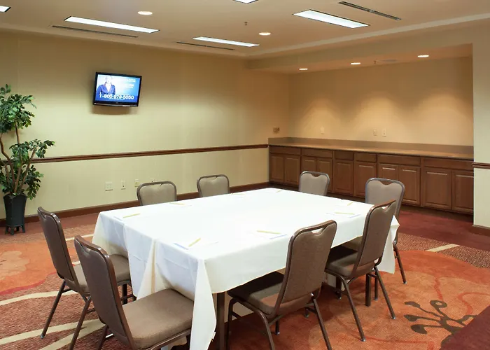 Hilton Garden Airport 3*