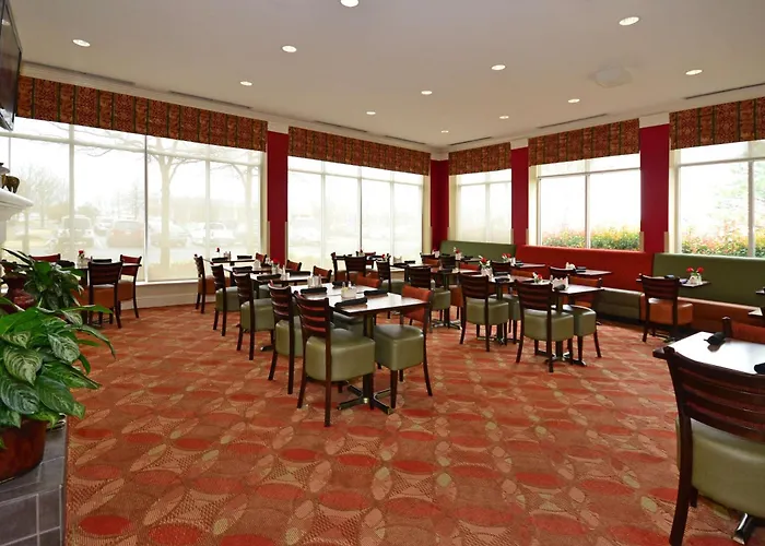 Hilton Garden Airport 3*